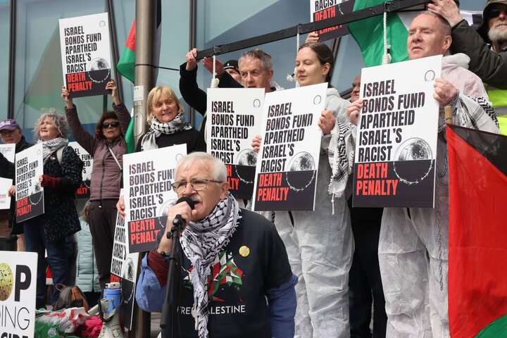 Gambar | Aktivis Ireland Mendesak Bank Pusat, Tuntut Akhiri Komplot Israel