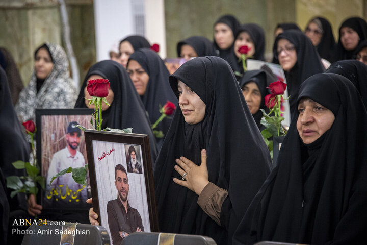 آیین غبارروبی مضجع شریف حضرت احمدبن موسی الکاظم علیهماالسلام، با حضور خانواده‌های معزّز شهدای حرم مطهر و جنگ رمضان