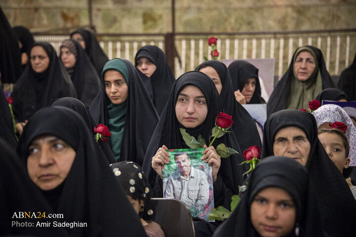 آیین غبارروبی مضجع شریف حضرت احمدبن موسی الکاظم علیهماالسلام، با حضور خانواده‌های معزّز شهدای حرم مطهر و جنگ رمضان