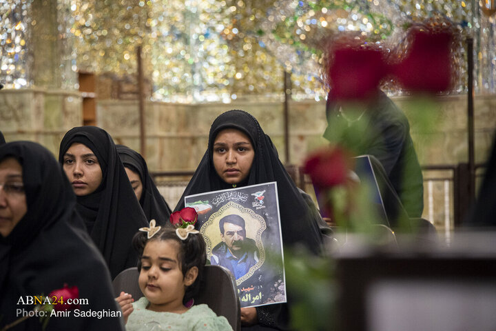 آیین غبارروبی مضجع شریف حضرت احمدبن موسی الکاظم علیهماالسلام، با حضور خانواده‌های معزّز شهدای حرم مطهر و جنگ رمضان