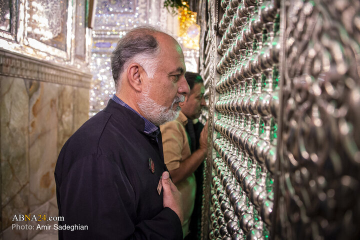 آیین غبارروبی مضجع شریف حضرت احمدبن موسی الکاظم علیهماالسلام، با حضور خانواده‌های معزّز شهدای حرم مطهر و جنگ رمضان