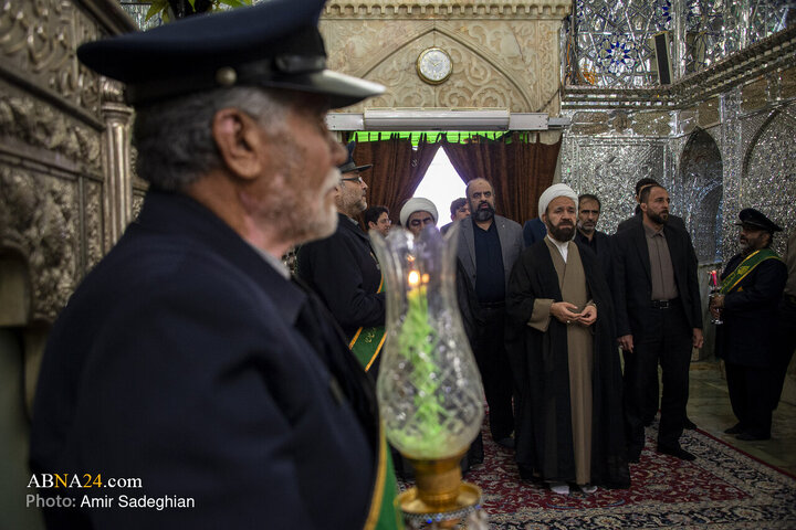آیین غبارروبی مضجع شریف حضرت احمدبن موسی الکاظم علیهماالسلام، با حضور خانواده‌های معزّز شهدای حرم مطهر و جنگ رمضان