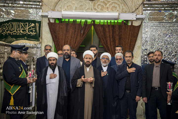 آیین غبارروبی مضجع شریف حضرت احمدبن موسی الکاظم علیهماالسلام، با حضور خانواده‌های معزّز شهدای حرم مطهر و جنگ رمضان