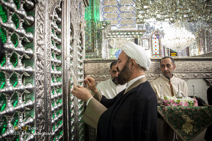 آیین غبارروبی مضجع شریف حضرت احمدبن موسی الکاظم علیهماالسلام، با حضور خانواده‌های معزّز شهدای حرم مطهر و جنگ رمضان