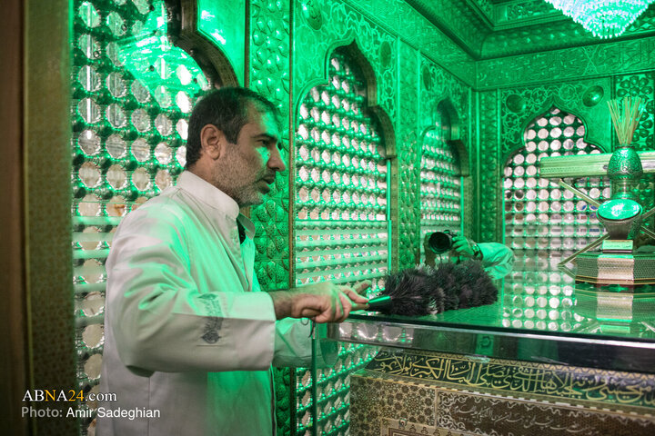 آیین غبارروبی مضجع شریف حضرت احمدبن موسی الکاظم علیهماالسلام، با حضور خانواده‌های معزّز شهدای حرم مطهر و جنگ رمضان
