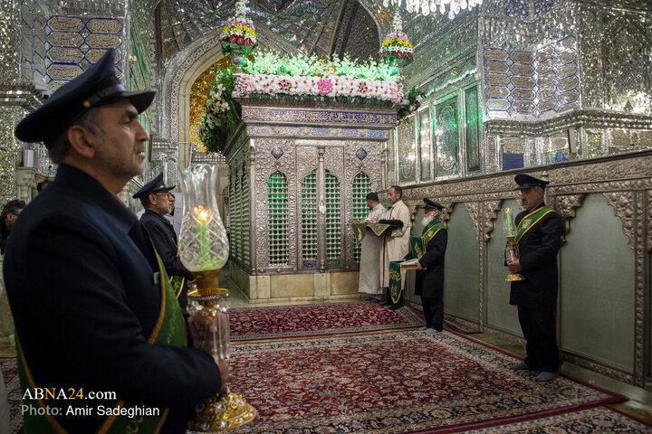 آیین غبارروبی مضجع شریف حضرت احمدبن موسی الکاظم علیهماالسلام، با حضور خانواده‌های معزّز شهدای حرم مطهر و جنگ رمضان