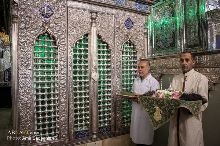 آیین غبارروبی مضجع شریف حضرت احمدبن موسی الکاظم علیهماالسلام، با حضور خانواده‌های معزّز شهدای حرم مطهر و جنگ رمضان