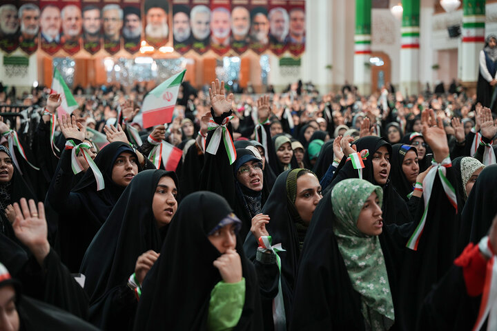 تصاویر | تجدید بیعت ۴ هزار دانشجوی دختر با آرمان‌های انقلاب
