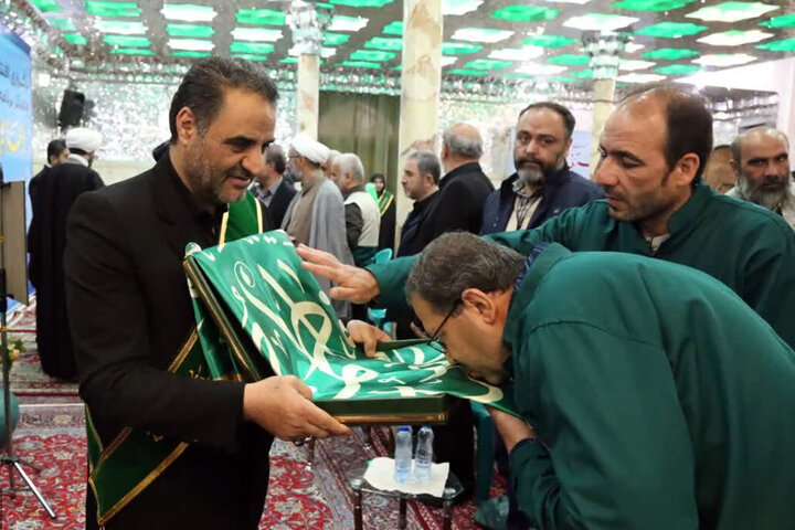 ویدیو | جشن ازدواج دو زوج در میدان انقلاب تهران با حضور خادمان حرم بانوی کرامت