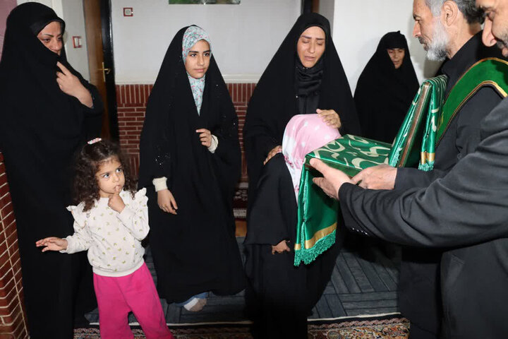 تصاویری از جشن روز دختران در منزل شهید یزدانیان با حضور خادمان حرم بانوی کرامت در دهه کرامت