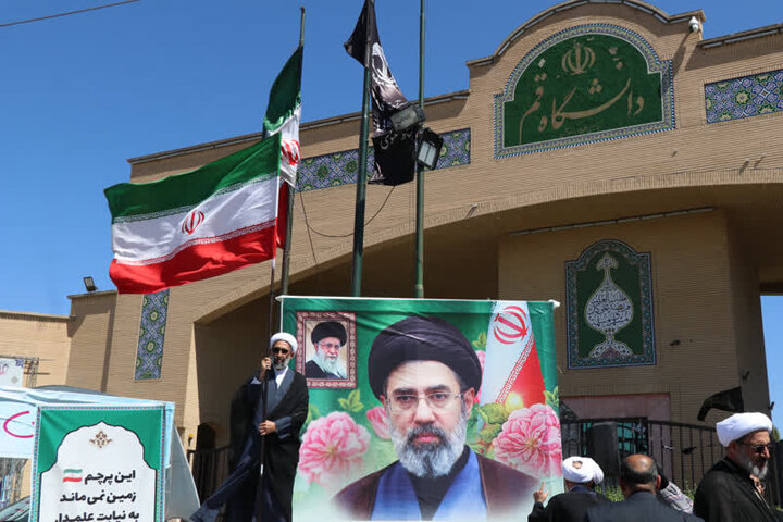 آغاز طرح «علمداری» در دانشگاه قم به نیت شهدای جنگ تحمیلی سوم + عکس