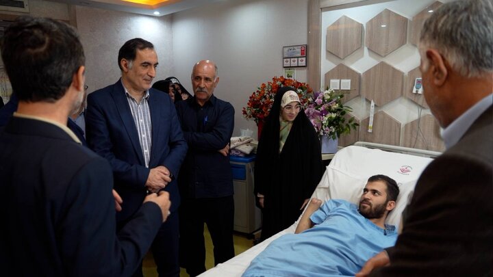 گزارش تصویری/ عیادت رییس بنیاد شهید از جانباز حسین محمدی