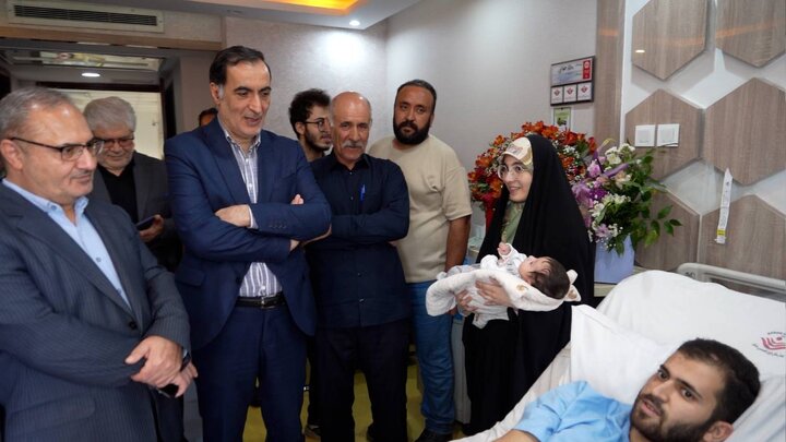 گزارش تصویری/ عیادت رییس بنیاد شهید از جانباز حسین محمدی