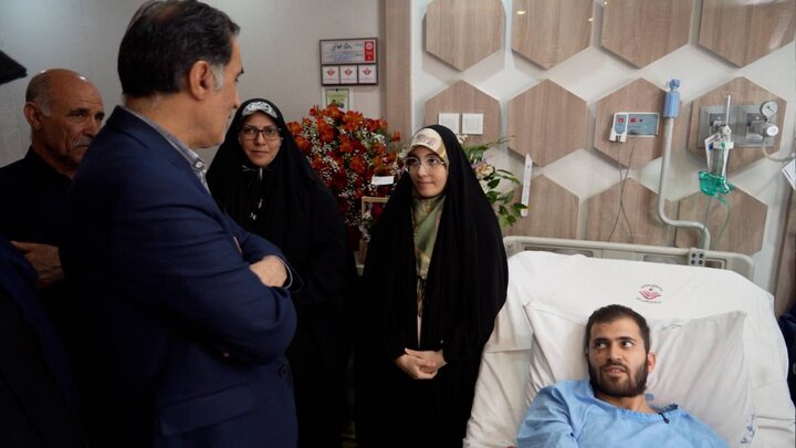 گزارش تصویری/ عیادت رییس بنیاد شهید از جانباز حسین محمدی