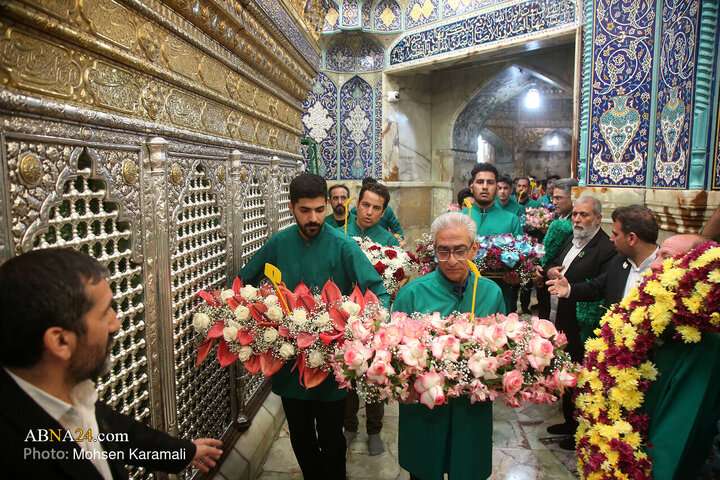 گل‌آرایی ضریح مطهر حضرت فاطمه معصومه‌(س)