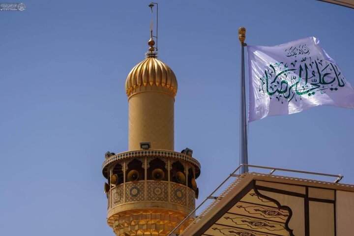 نصب کتیبه‌های سرور و شادی در حرم امیر المومنین به مناسبت ولادت امام رضا(ع) + تصویر