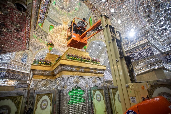 گزارش تصویری | حرم امام حسین(ع) مزین به گل‌آرایی به مناسبت میلاد امام رضا(ع)
