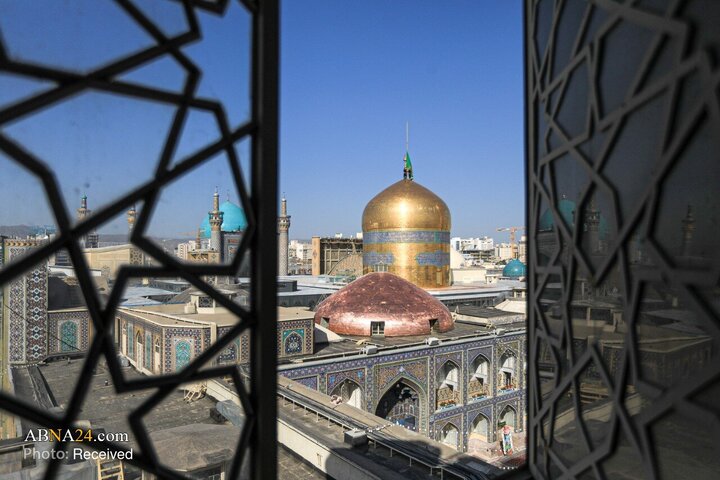 آیین تعویض پرچم گنبد منور رضوی در روز میلاد امام رضا(ع)
