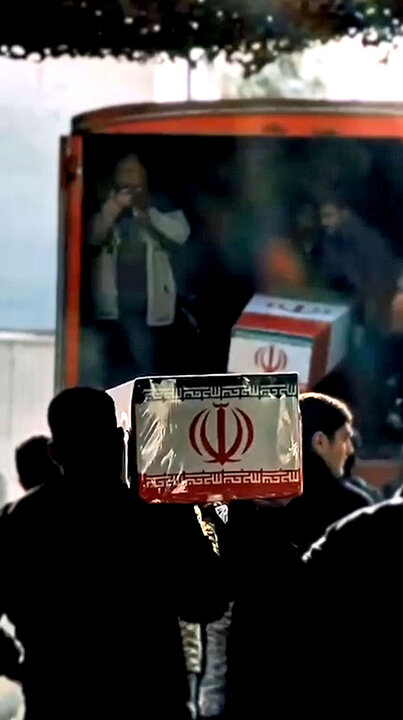 ویدیو | بازخوانی هزاران نفری سرود «به لاله در خون خفته» در میدان انقلاب تهران