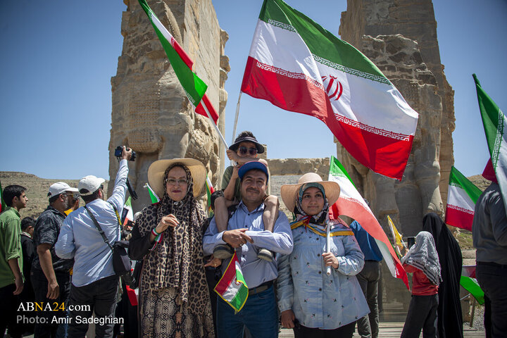 اهتزاز پرچم جمهوری اسلامی ایران در مهد تمدن ایران زمین (تخت جمشید و نقش رستم )