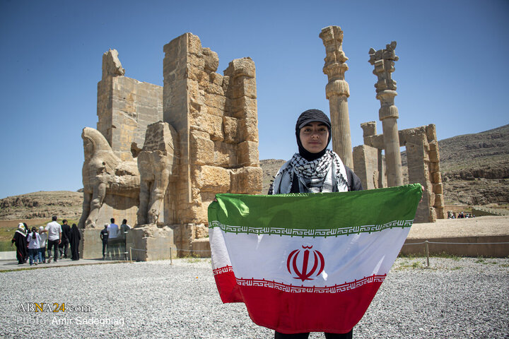 اهتزاز پرچم جمهوری اسلامی ایران در مهد تمدن ایران زمین (تخت جمشید و نقش رستم )