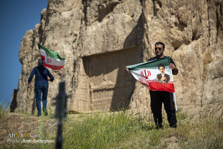 اهتزاز پرچم جمهوری اسلامی ایران در مهد تمدن ایران زمین (تخت جمشید و نقش رستم )
