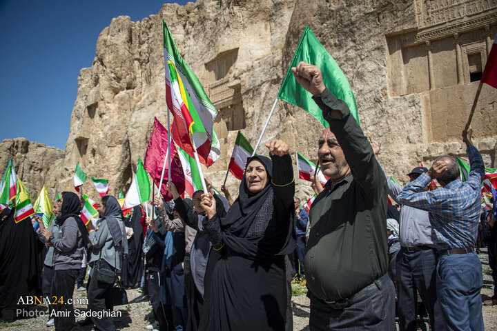 اهتزاز پرچم جمهوری اسلامی ایران در مهد تمدن ایران زمین (تخت جمشید و نقش رستم )