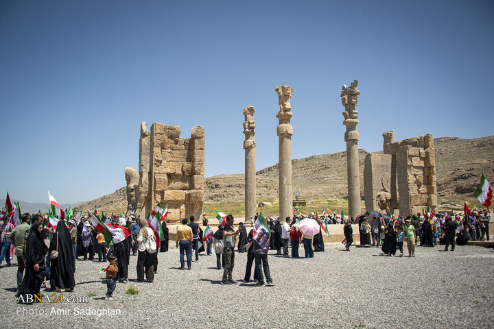 اهتزاز پرچم جمهوری اسلامی ایران در مهد تمدن ایران زمین (تخت جمشید و نقش رستم )