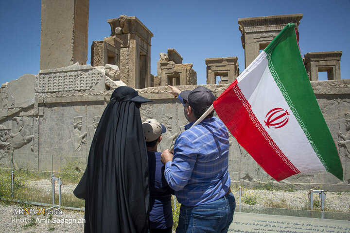 اهتزاز پرچم جمهوری اسلامی ایران در مهد تمدن ایران زمین (تخت جمشید و نقش رستم )