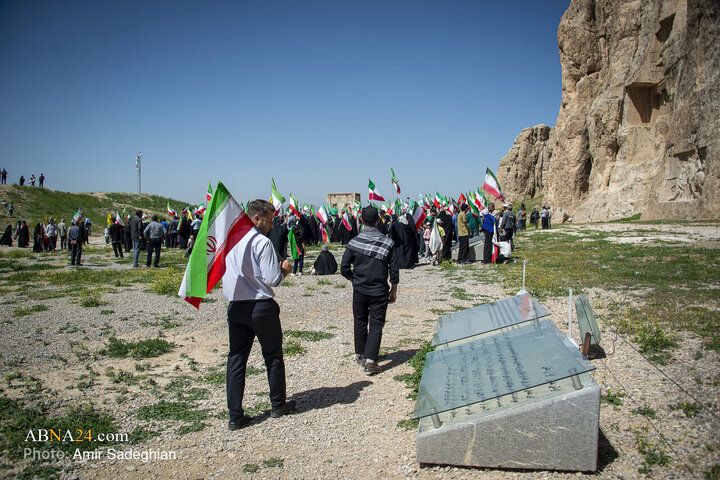 اهتزاز پرچم جمهوری اسلامی ایران در مهد تمدن ایران زمین (تخت جمشید و نقش رستم )