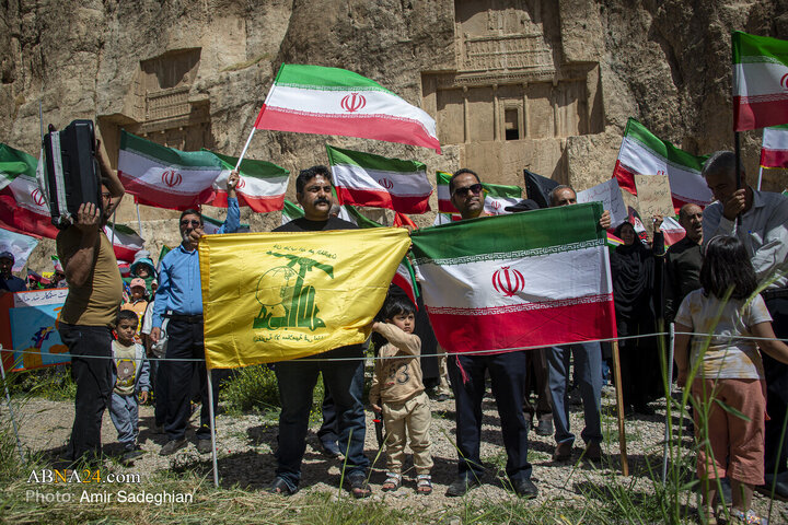 اهتزاز پرچم جمهوری اسلامی ایران در مهد تمدن ایران زمین (تخت جمشید و نقش رستم )