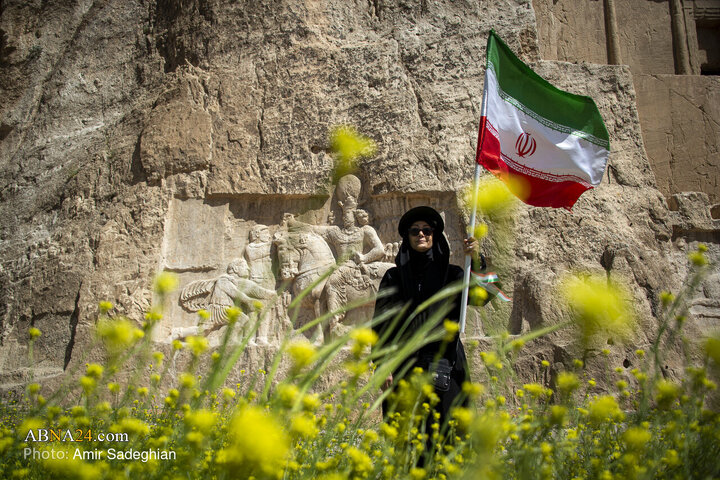 اهتزاز پرچم جمهوری اسلامی ایران در مهد تمدن ایران زمین (تخت جمشید و نقش رستم )