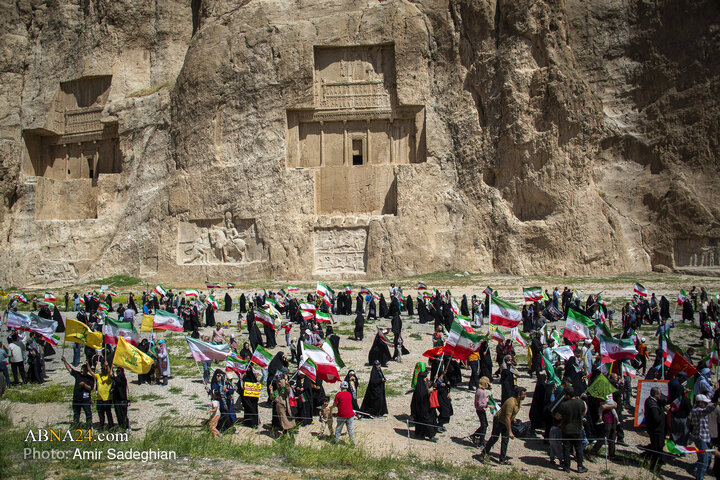 اهتزاز پرچم جمهوری اسلامی ایران در مهد تمدن ایران زمین (تخت جمشید و نقش رستم )