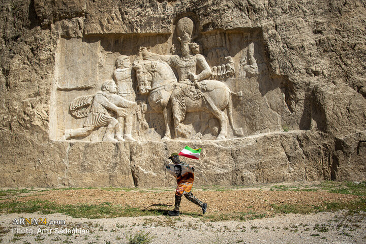 اهتزاز پرچم جمهوری اسلامی ایران در مهد تمدن ایران زمین (تخت جمشید و نقش رستم )