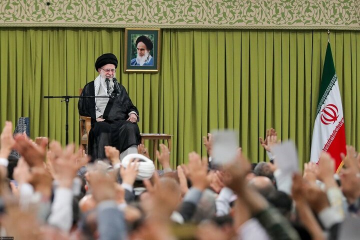 ویدیو | یک‌سال پیش چنین روزی؛ دیدار معلمان با رهبر شهید
