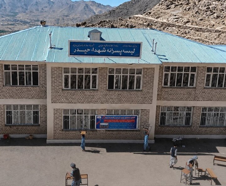 ساکنین روستای شیعه‌نشین حیدر در جاغوری غزنی افغانستان یک مدرسه ساختند