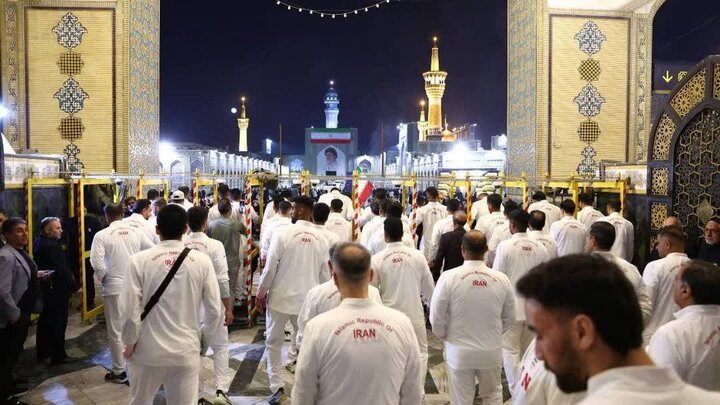 قهرمانان هندبال ساحلی مدال‌شان را به حرم امام رضا(ع) اهدا کردند + عکس