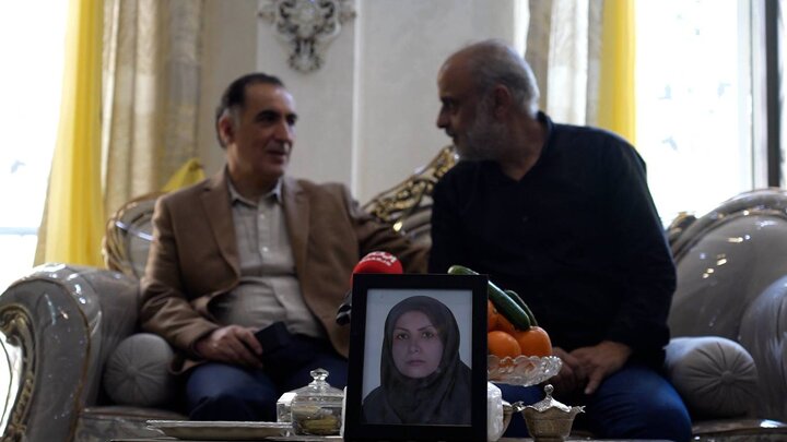عکس خبری/ دیدار رئیس بنیاد شهید و امور ایثارگران با خانواده معلم شهیده «مریم حیدری»