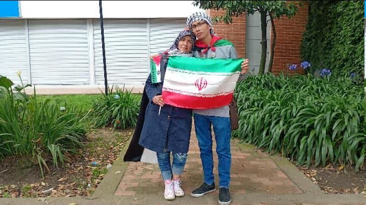 Colombian Muslim Couple Declares Loyalty to Resistance Front, Holds Iran and Palestine Flags