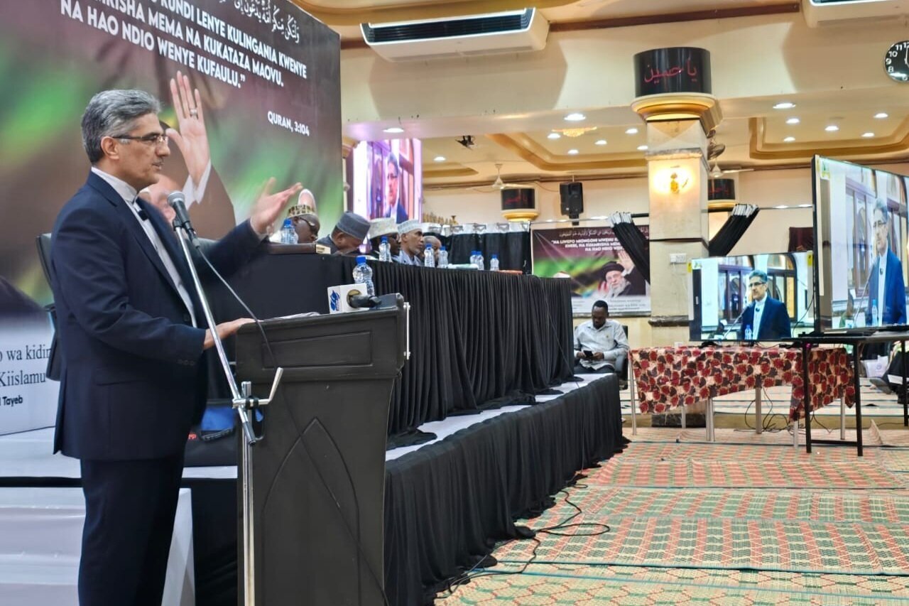 الطائفة الشيعية التنزانية تعقد مؤتمراً وطنياً لإحياء ذكرى الزعيم الشهيد آية الله خامنئي
