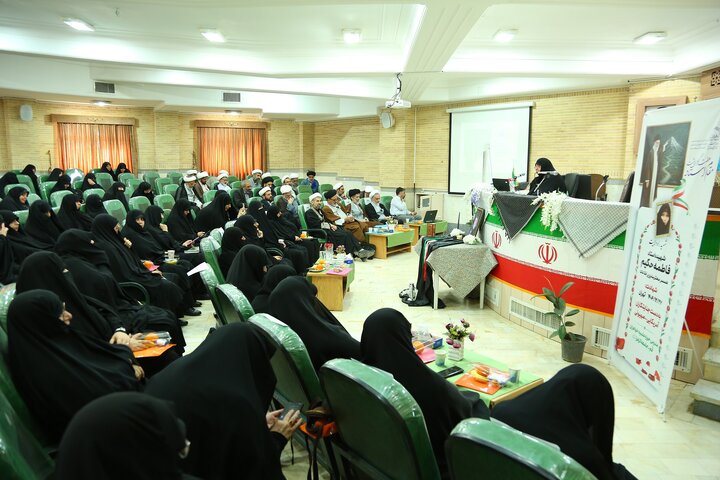 مراسم پاسداشت مقام استاد و تجلیل از اساتید برگزیده جامعه الزهرا(س) برگزار شد