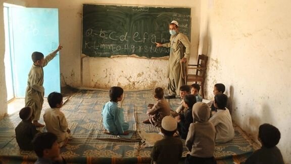 ۷۷ درصد کودکان مهاجر افغان در پاکستان از تحصیل محروم‌اند