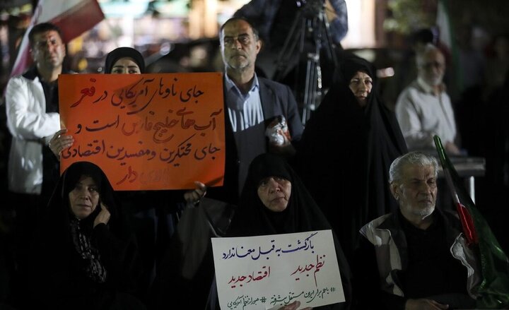 عکس خبری/  اجتماع شبانه مقابل درب اصلی دانشگاه تهران
