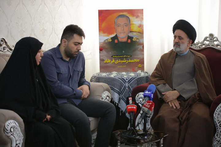 گزارش تصویری/ دیدار نماینده ولی‌فقیه در بنیاد شهید با ۴ خانواده شهید جنگ رمضان