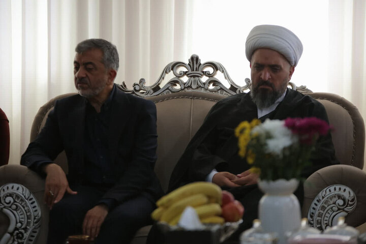 گزارش تصویری/ دیدار نماینده ولی‌فقیه در بنیاد شهید با ۴ خانواده شهید جنگ رمضان