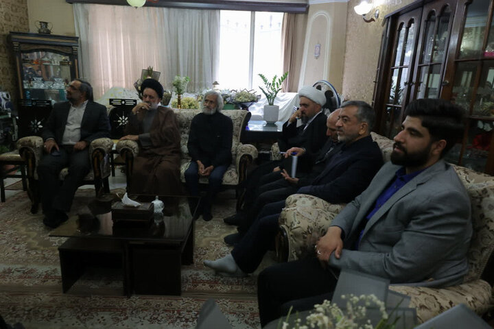 گزارش تصویری/ دیدار نماینده ولی‌فقیه در بنیاد شهید با ۴ خانواده شهید جنگ رمضان