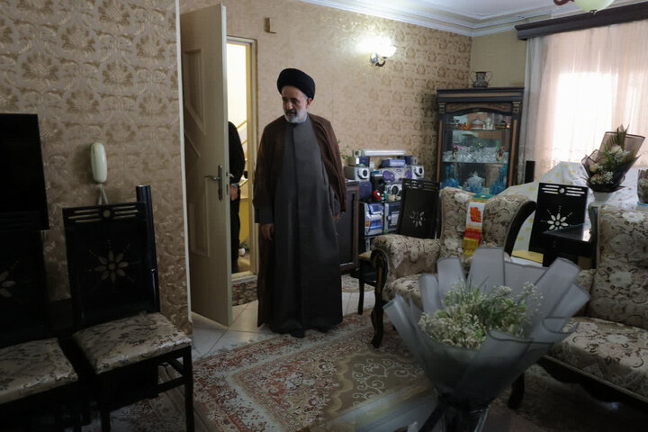 گزارش تصویری/ دیدار نماینده ولی‌فقیه در بنیاد شهید با ۴ خانواده شهید جنگ رمضان