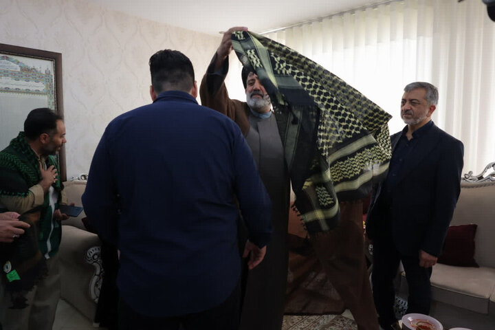 گزارش تصویری/ دیدار نماینده ولی‌فقیه در بنیاد شهید با ۴ خانواده شهید جنگ رمضان