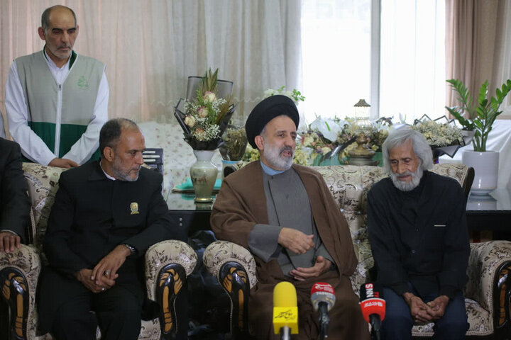 گزارش تصویری/ دیدار نماینده ولی‌فقیه در بنیاد شهید با ۴ خانواده شهید جنگ رمضان