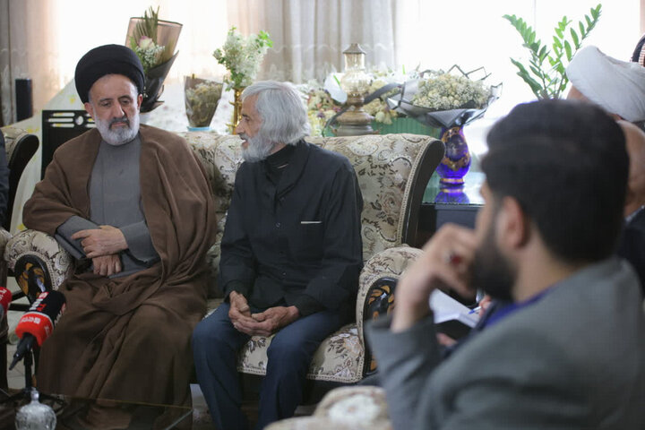 گزارش تصویری/ دیدار نماینده ولی‌فقیه در بنیاد شهید با ۴ خانواده شهید جنگ رمضان